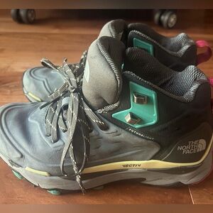 Women's VECTIV™ Exploris Mid FUTURELIGHT™ Leather Boots, size 8.5